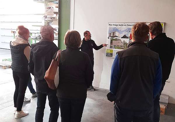 Eine Exkursion der VHS ins Werk - Fragen und Antworten zu Tiny House und Modulhaus