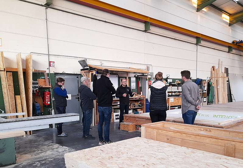 Eine Exkursion der VHS ins Werk - Fragen und Antworten zu Tiny House und Modulhaus